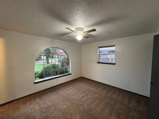 Building Photo - 3 bed one bath all new inside ready for mo...