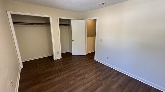 Building Photo - Town house for Rent