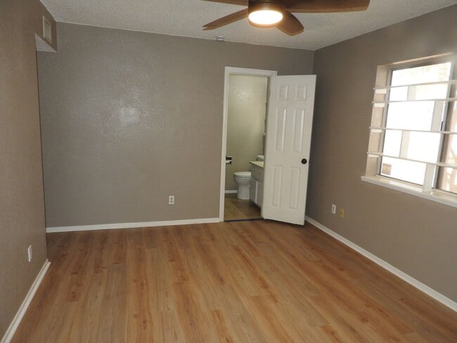 Building Photo - 4 Bedroom with large yard