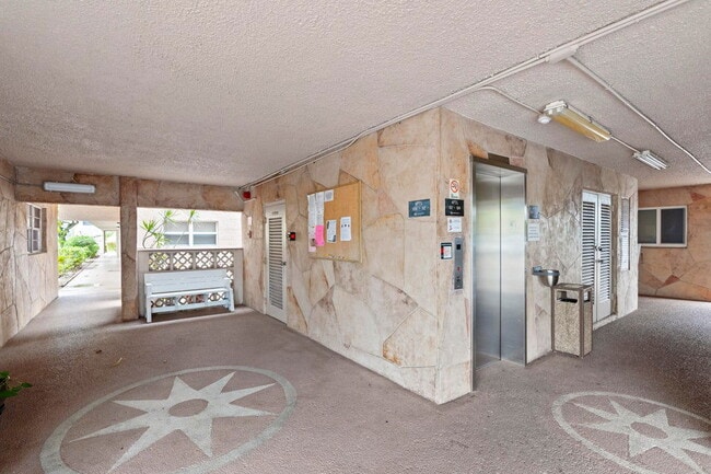 Building Photo - 2615 NE 1st Ct