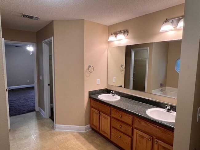 Building Photo - 5654 Colinas Verde Dr