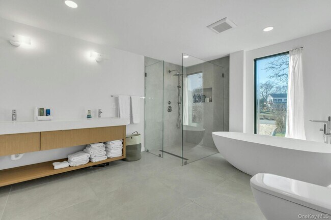 Building Photo - 10 Bay View Dr