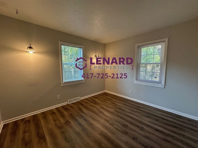 Building Photo - Spacious Home Ready For Move In!