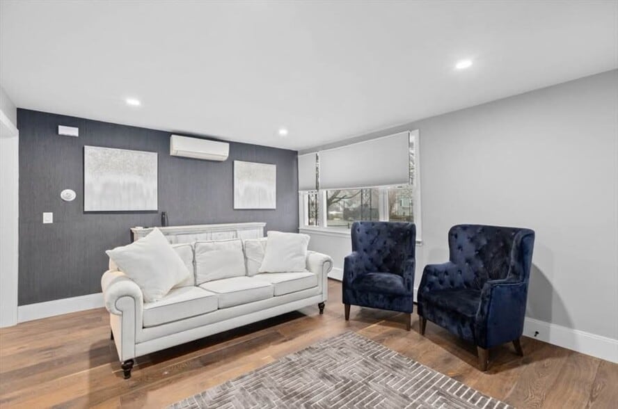 Building Photo - 306 Plantation St