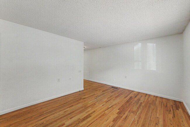 Building Photo - 598 S Eaton St