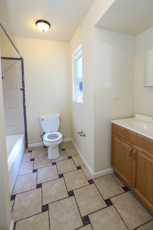 bathroom - 1528 Willington St