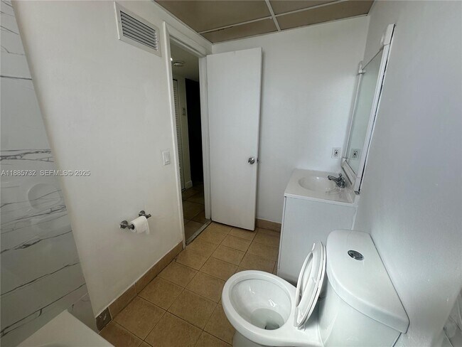 Building Photo - 13685 NE 10th Ave