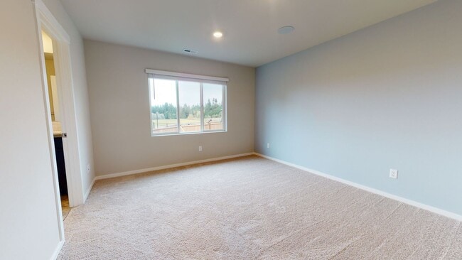 Building Photo - Large 3 Bedroom off of McWilliams, close to Silverdale & Bases. Available for Rent!