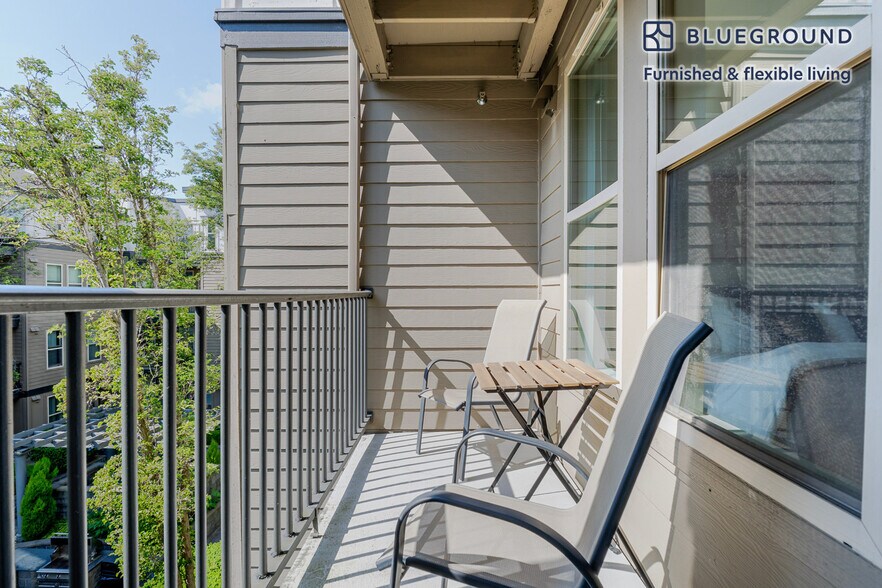 Building Photo - 11000 NE 10th St