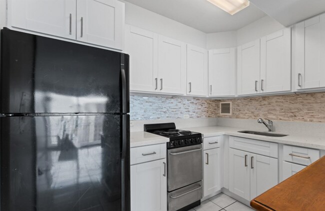 Building Photo - The Townhouse 1 Bed, 1 Bath, 1 Covered Parking with A/C