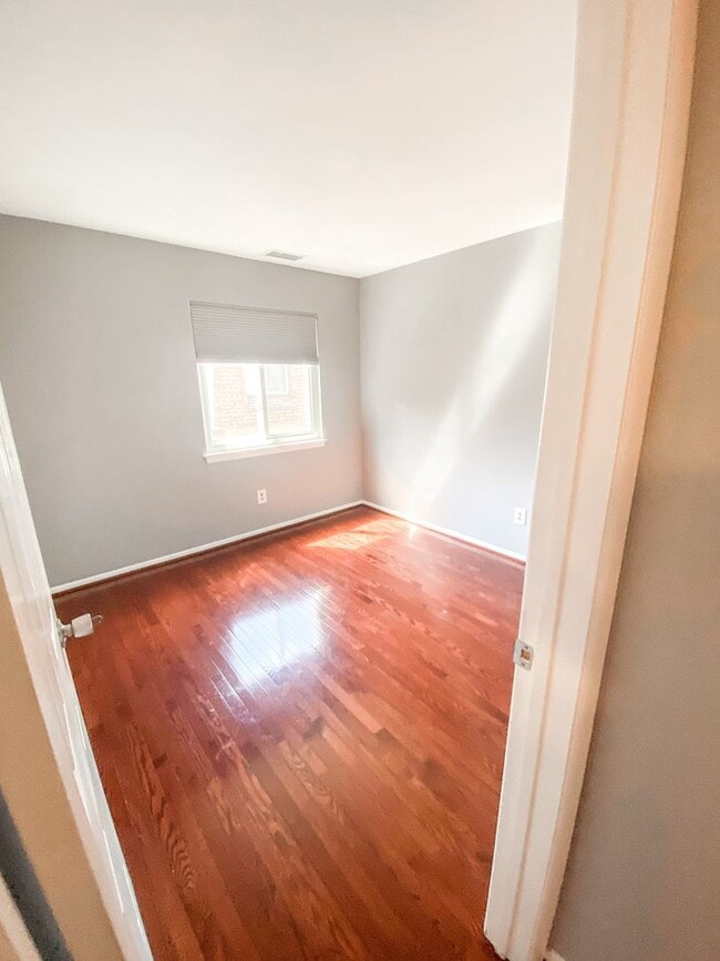 Building Photo - Stunning 3 Bed 2 Bath Condo In Much Sought After Sequoyah Community