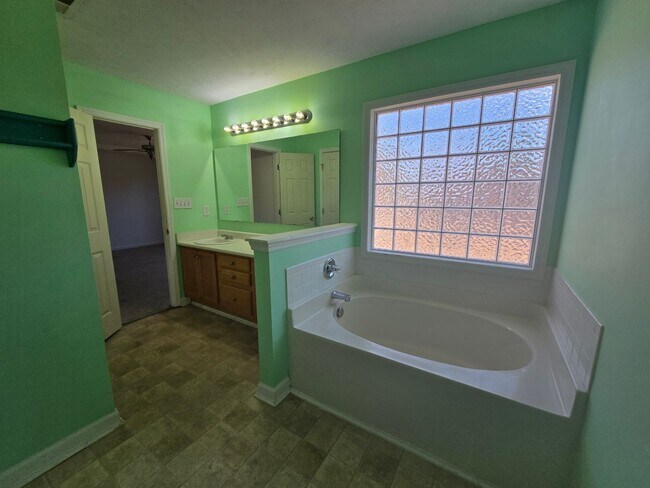 Building Photo - 122 Blue Water Dr