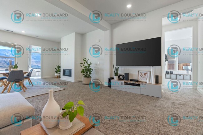 Building Photo - Stylish 3-Bedroom Sanctuary with Sophistic...