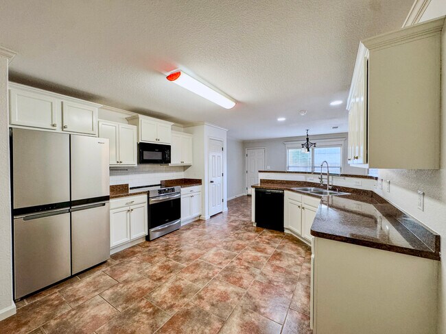 Building Photo - 36 Talladega Loop