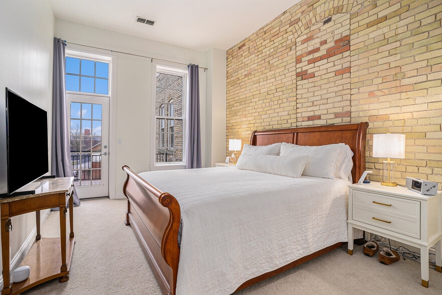 Building Photo - 32 E 8th St