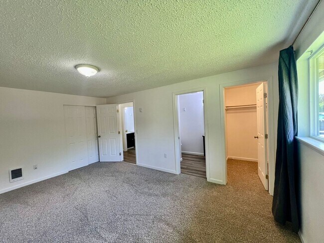 Building Photo - (#724) Duplex Near Squaxin Park - Water/Se...