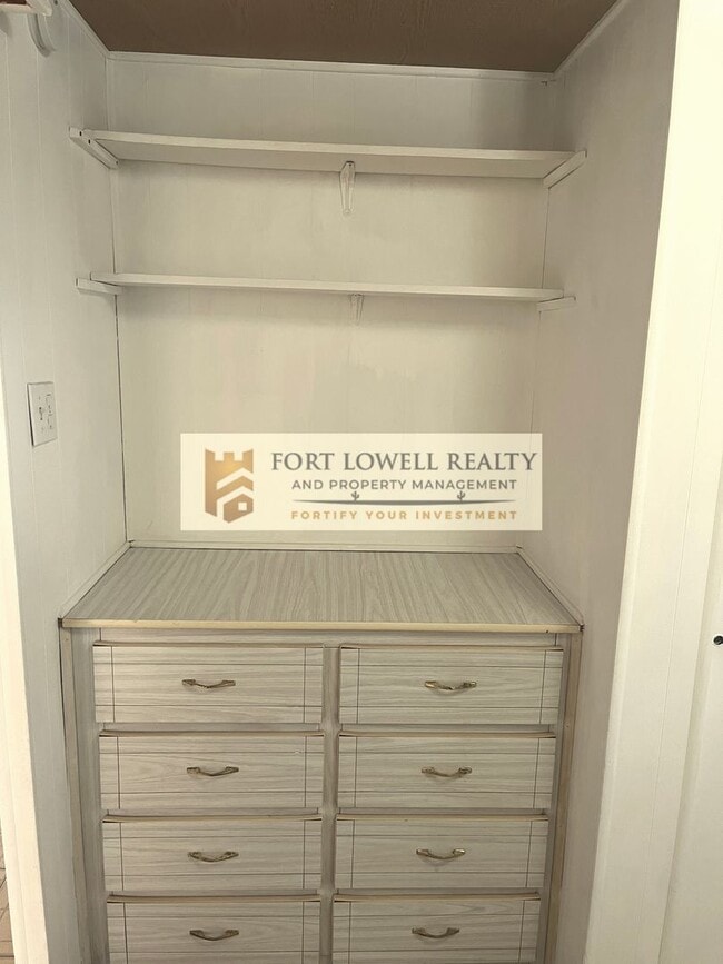 Building Photo - 2 bed/1 Bath with Washer & Dryer