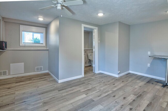 Building Photo - 563 S 35th St