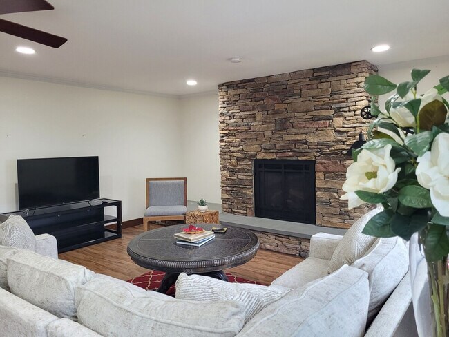 Building Photo - 2017 Woodford Rd