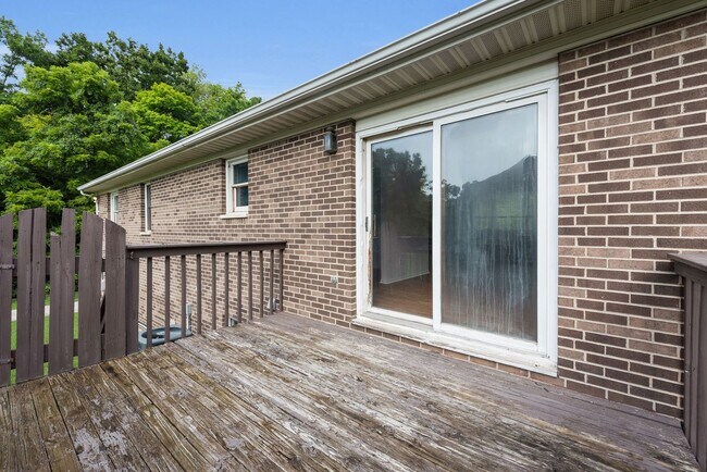 Building Photo - 2700 Queenswood Dr