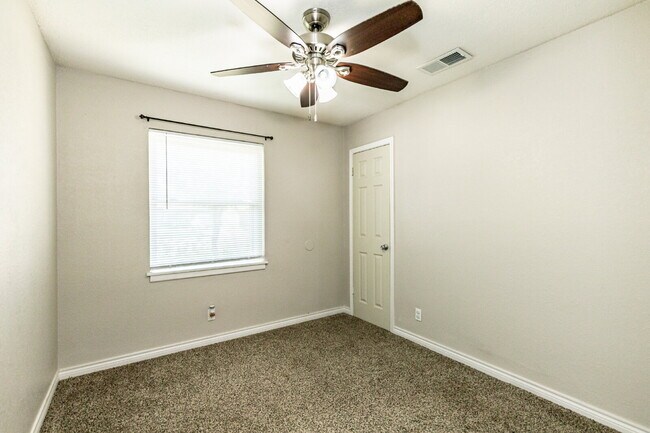 Building Photo - Sharp 3 Bedroom in LISD