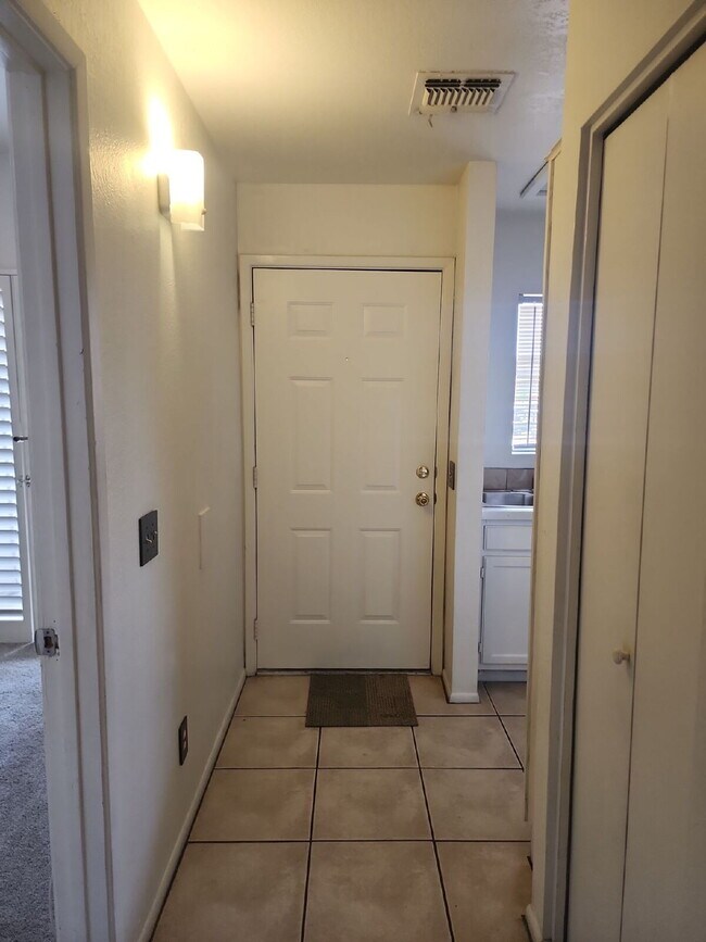 Building Photo - "Charming 2-Bed/1-bath in Phoenix with Cozy 704 Sq Ft Layout – Your Perfect Retreat in Phoenix!" ...