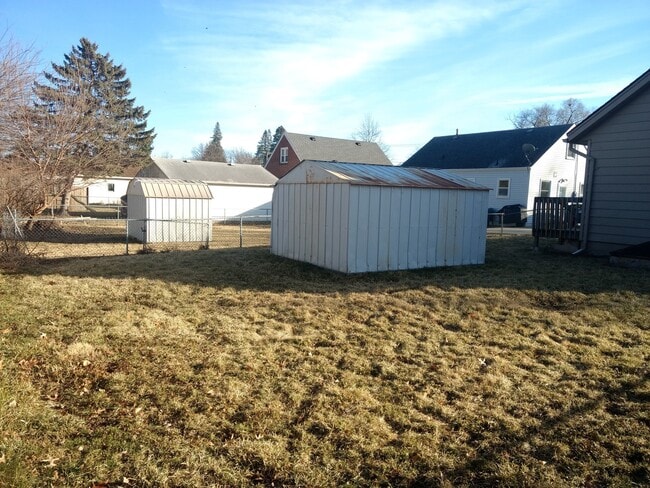Building Photo - 2 Bedroom 1 Bath Home