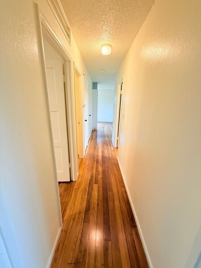 Building Photo - Duplex unit close to Olympic College.