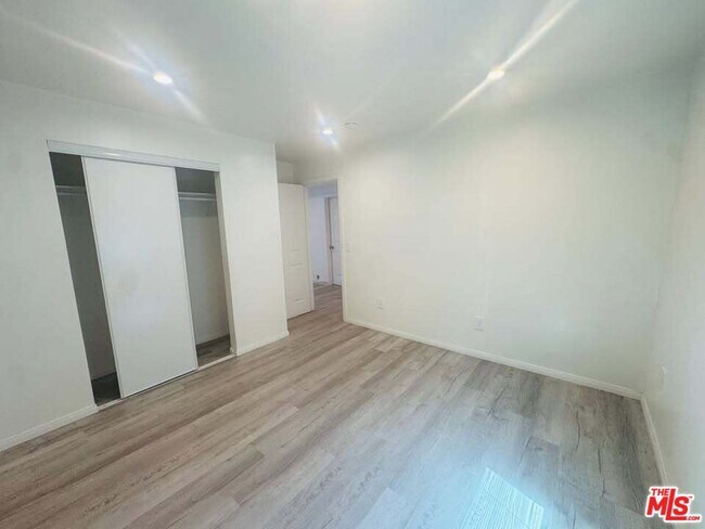 Building Photo - 231 E 85th St