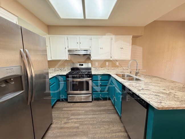 Building Photo - 2073 N Sunset Dr