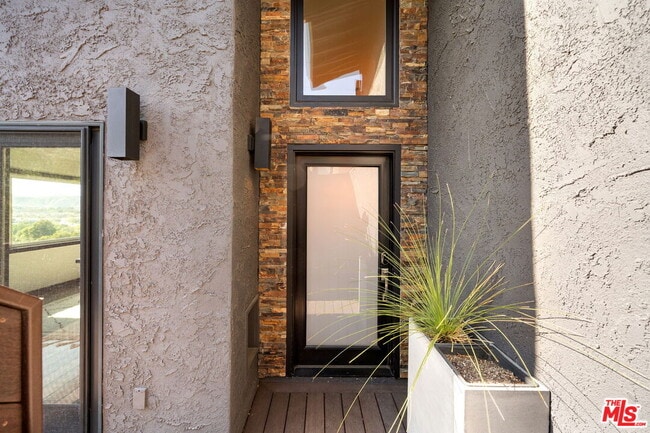 Building Photo - 28207 Laura La Plante Dr