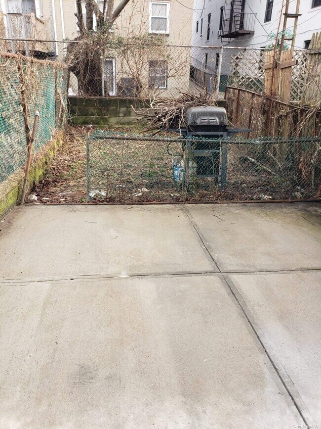 Building Photo - 22-13 41st St