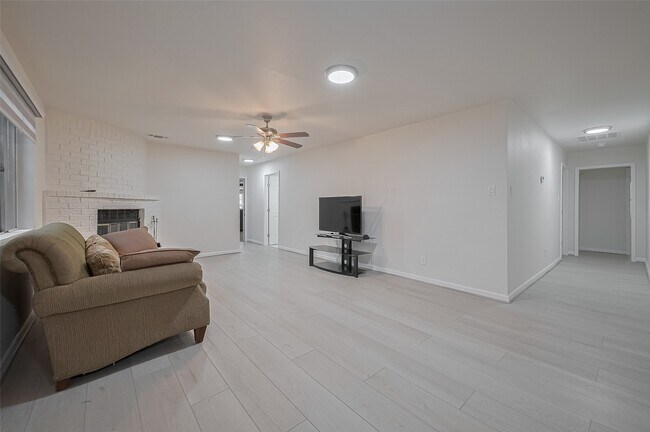 Building Photo - 8715 Guinevere St