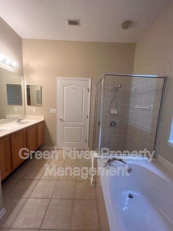 Building Photo - 2120 Stone Creek Dr