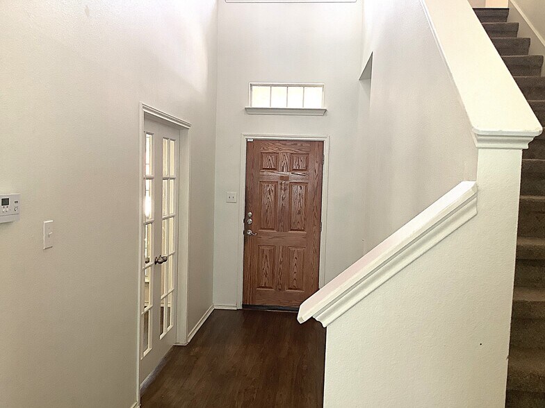 Building Photo - 109 Castle Dr
