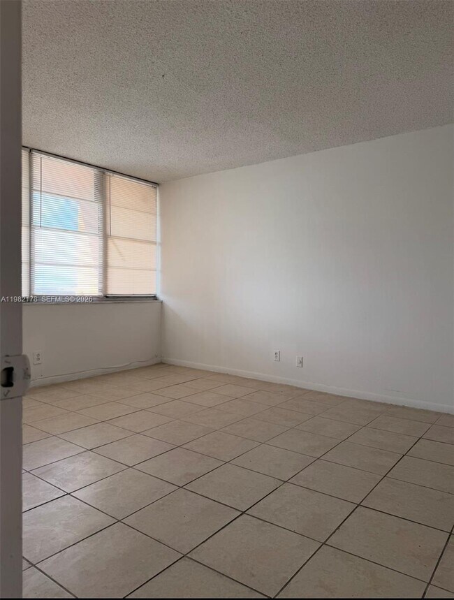 Building Photo - 2025 NE 164th St