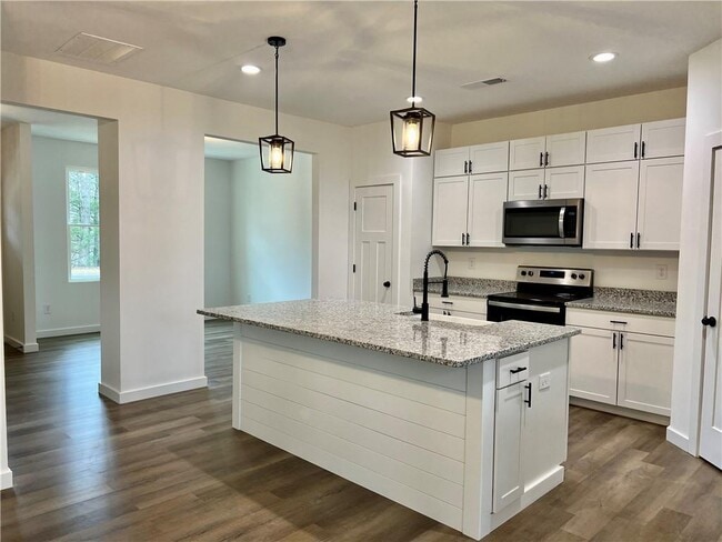 Building Photo - 24 Rocky Cir NE