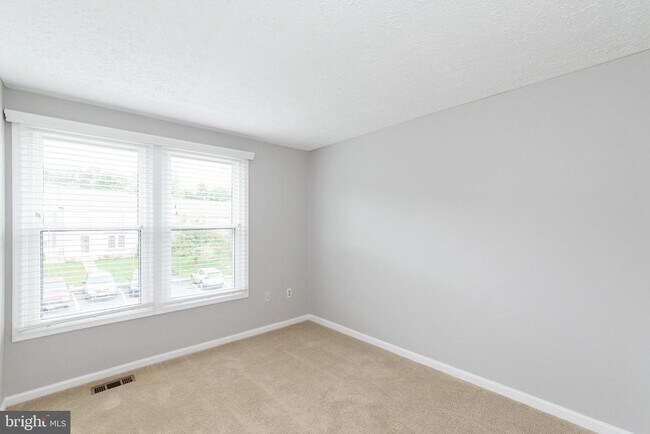 Building Photo - 3348 Raccoon Ct