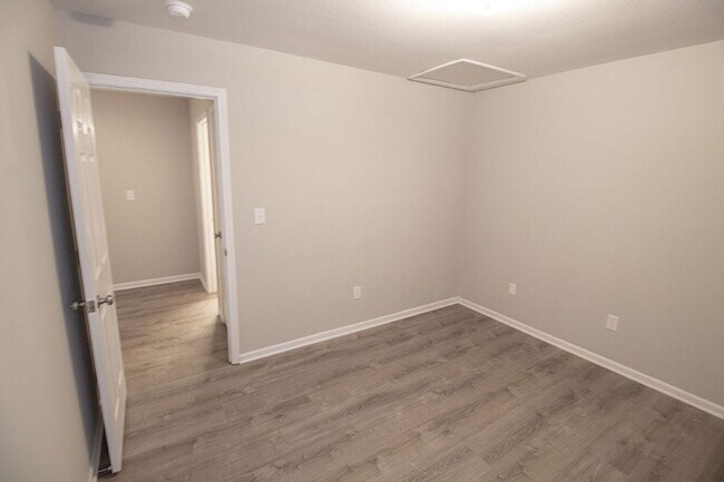 Building Photo - Affordable 3 Bedroom Duplex