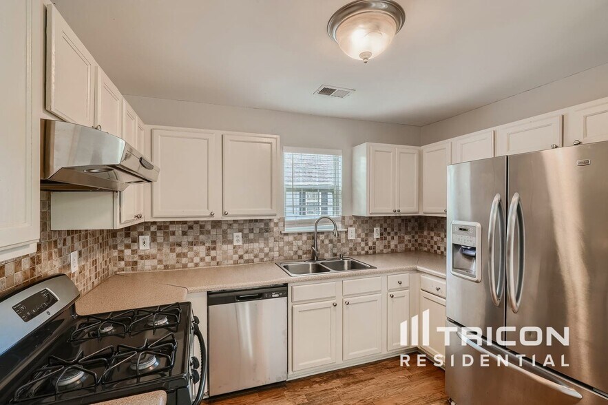 Building Photo - 3160 Brookfield Dr SW