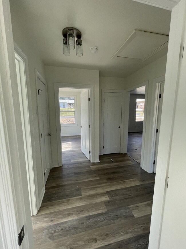 Building Photo - 3 bedroom, 1 bath home.