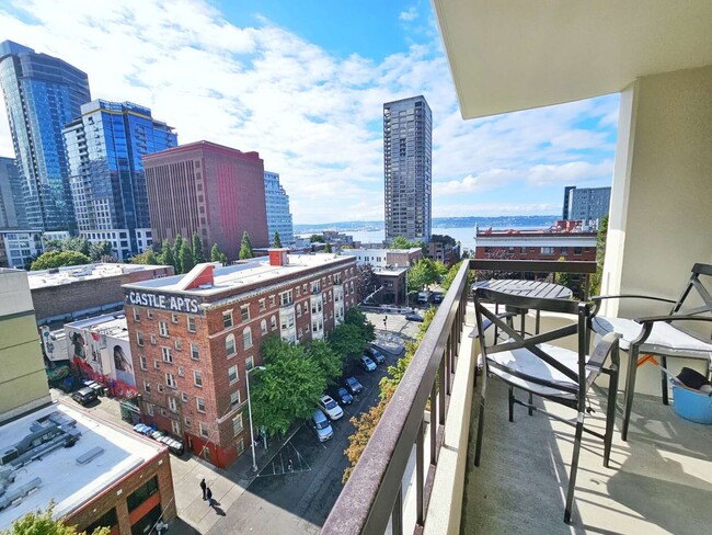 Building Photo - Beautiful Studio Condo in Belltown