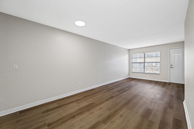 Building Photo - Newly Renovated 2 Bed-2 Bath Apartment wit...