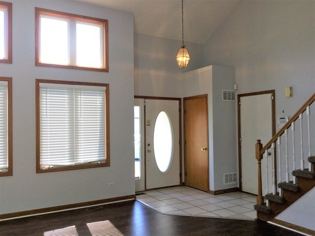 Building Photo - 262 Lakeview Ct