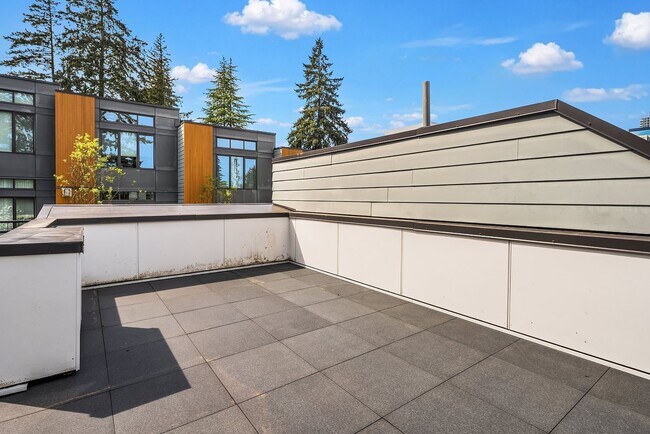 Building Photo - Fantastic Bellevue Townhouse with View...