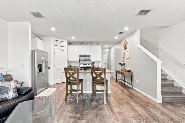 Building Photo - 6351 Sailpointe Ln