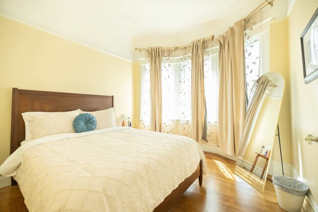 Building Photo - 1107 Broadway-SI ID1309749P