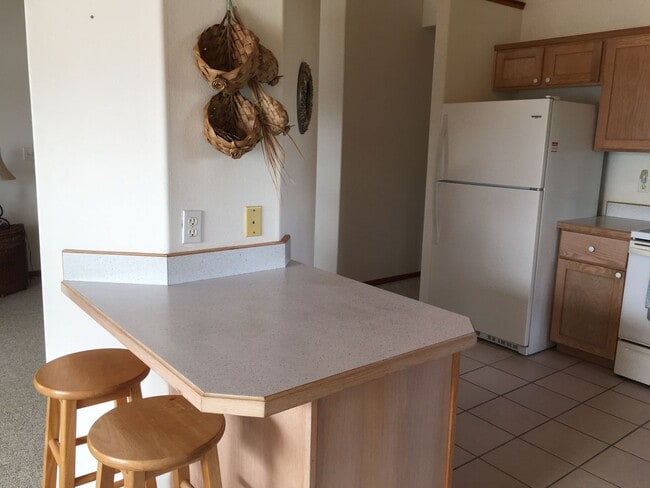 Building Photo - Partially Furnished Home in HPP- Section 8 Ok