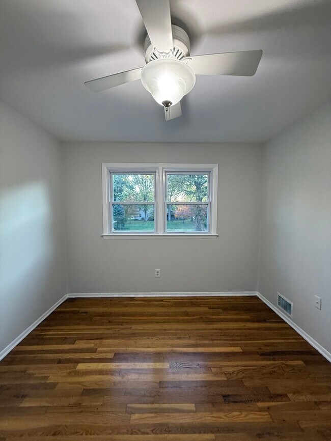 Building Photo - 16 Meadowview Dr