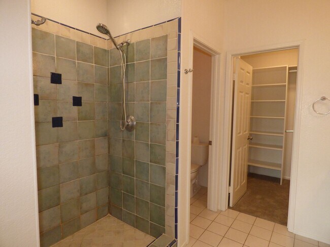 Building Photo - Spacious Townhouse located in Poinsettia Heights